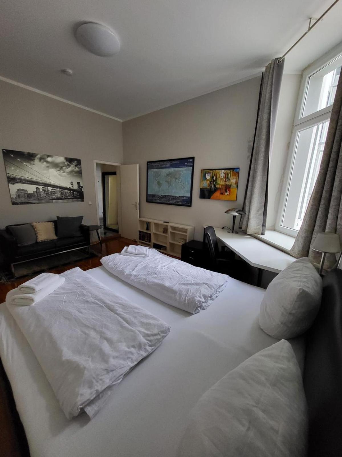Cosy And Flat With Piano Berlijn